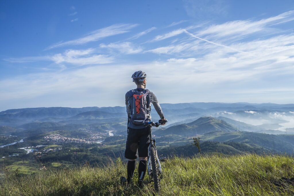 Mann blickt über Berglandschaft Mountainbike selbst zusammenstellen So geht's