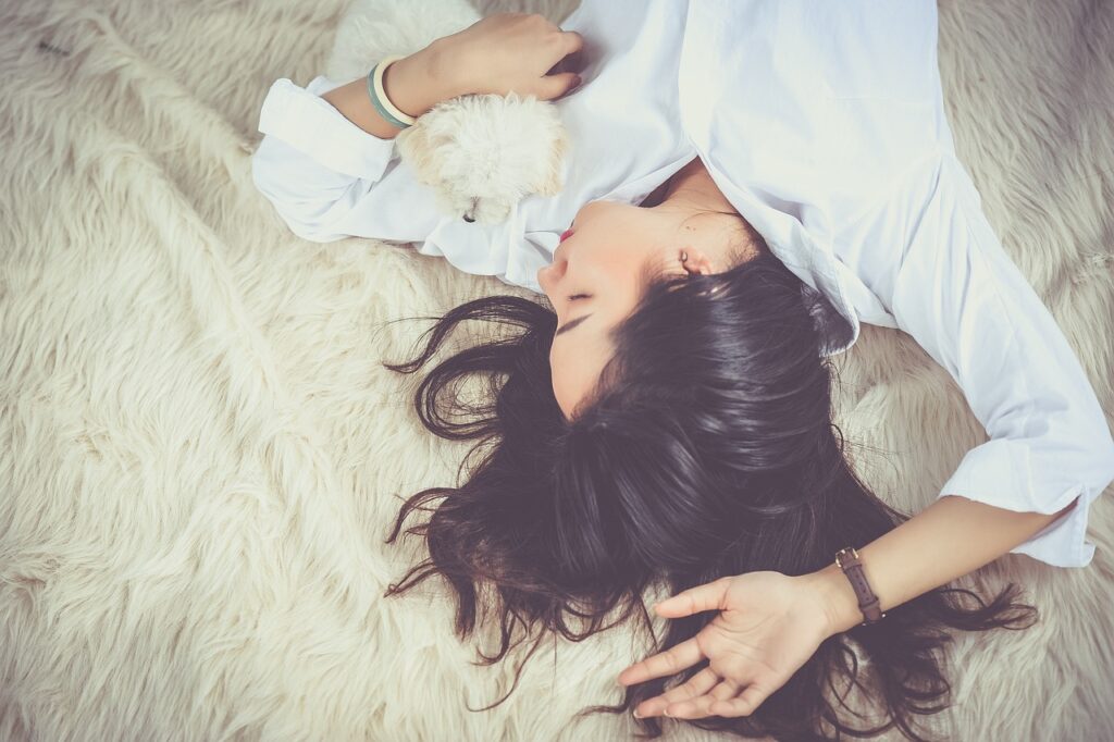 Frau unruhig schlechter Schlaf Schlafstörungen Ursachen Woran könnte es liegen