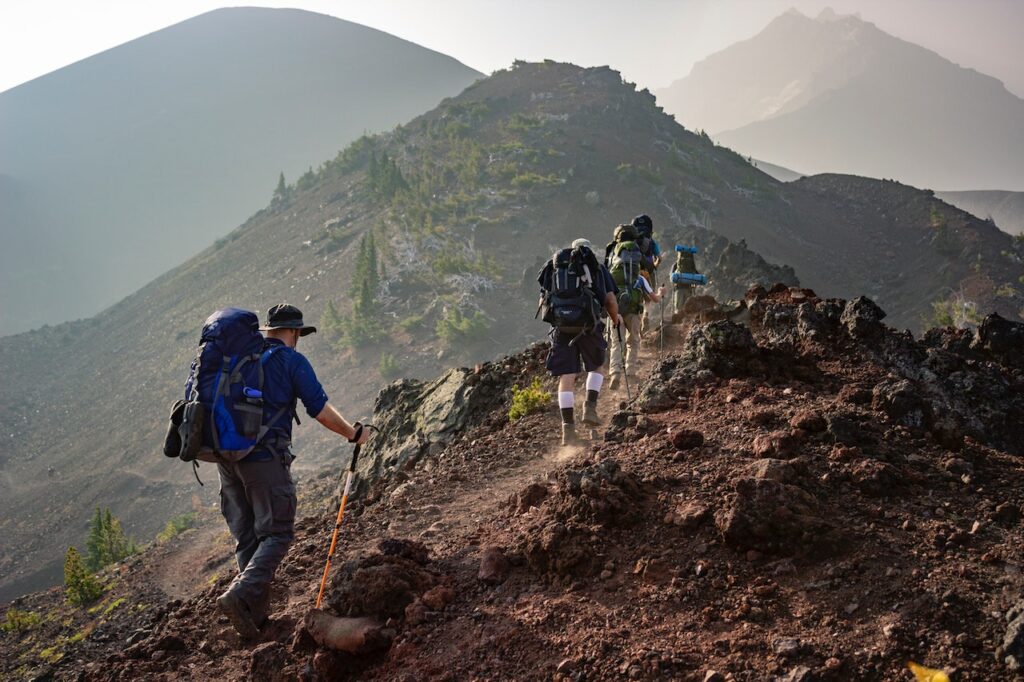 Wandergruppe erklimmt Berg Vorbereitung auf den Wandersport Tipps und Trainingshinweise