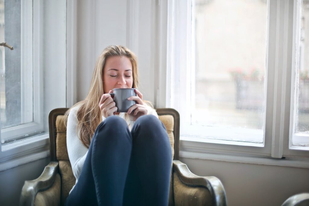 Frau Getränk Entspannung Kaffee vor oder nach dem Joggen trinken