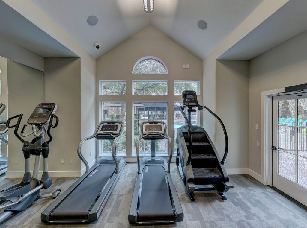 Homegym Sport Fitness Homegym mit Sockelleisten versehen – Sicherheit, Schutz und Optik vereint